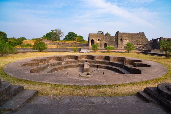 Mandu Indien, afghan ruinerna av islam kungariket, moskén monument och muslimska grav. Poolen på Jahaz Mahal. — Stockfoto