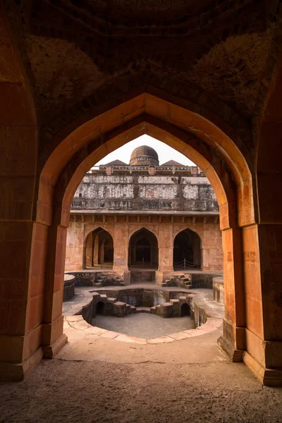 Mandu Índia, ruínas afegãs do reino islâmico, monumento da mesquita e tumba muçulmana. Vista pela porta, Jahaz Mahal . — Fotografia de Stock