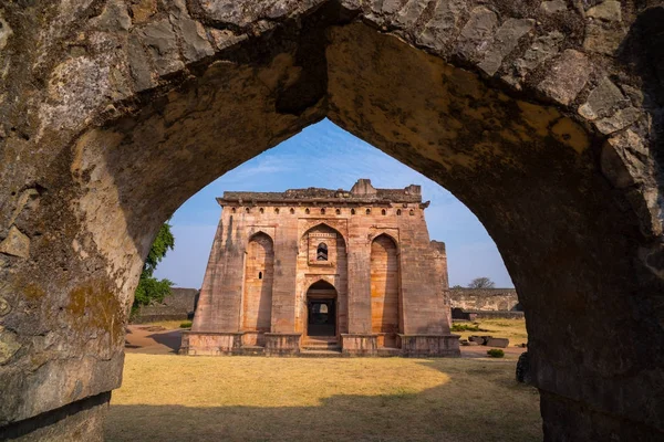 マーンドゥー インド、アフガニスタンのイスラム王国、モスクの記念碑とイスラム教徒の墓の遺跡します。ドアを通って Hindola ・ マハルを表示します。. — ストック写真