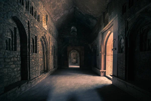 Mandu Ινδία, Αφγανιστάν ερείπια του Ισλάμ Βασιλείου, εσωτερικό παλάτι, μνημείο Τζαμί και μουσουλμανικές τάφος. Ηλιοφάνεια από την πόρτα στο σκοτεινό διάδρομο. — Φωτογραφία Αρχείου