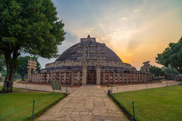 Sanchi Stupa, Madhya Pradesh, India. Oude boeddhistische gebouw, religie mysterie, gesneden stenen. Sunrise hemel. — Stockfoto