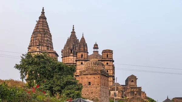Orchha stadsgezicht, hindoe tempel van de Chaturbhuj. Ook gespeld Orcha, bekende reisbestemming in Madhya Pradesh, India. — Stockfoto