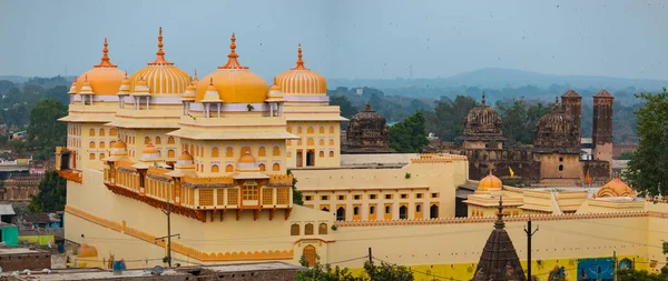 Orchha Panorama, kýčovité žluté Ram Raja chrám. Také hláskoval Orcha, proslulé destinace v Madhya Pradesh, Indie. — Stock fotografie