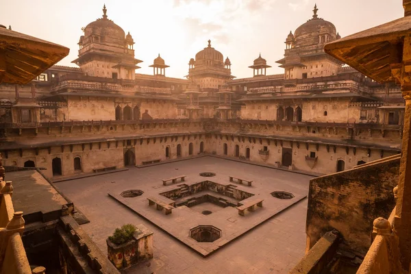Orchha παλάτι, εσωτερικό με αυλή και πέτρινα γλυπτά, φωτισμός. Επίσης συλλαβισμένο Orcha, διάσημο ταξιδιωτικό προορισμό σε Madhya Pradesh, Ινδία. — Φωτογραφία Αρχείου