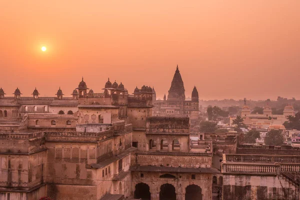 Orchha палац, індуїстський храм, міський пейзаж на заході сонця, Мадх'я-Прадеш. Також пишеться Orcha, знаменитий туристичний напрямок в Індії. — стокове фото