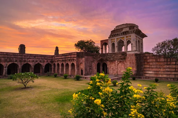 Mandu India, ruinas afganas del reino islámico, monumento a la mezquita y tumba musulmana. Cielo colorido al amanecer . — Foto de Stock