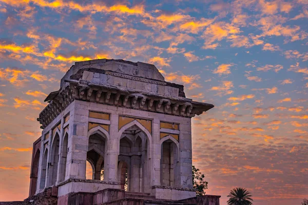 Mandu Indie, afghánský ruiny islámu království, mešita památník a muslimská hrobka. Barevné nebe za úsvitu. — Stock fotografie