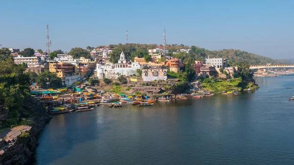 Omkareshwar paisaje urbano, India, templo hindú sagrado. Río Santo Narmada, barcos flotando. Destino turístico para turistas y peregrinos . —  Fotos de Stock