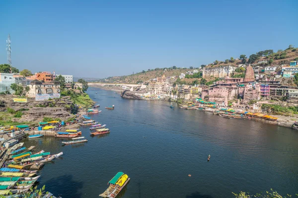 Omkareshwar paisaje urbano, India, templo hindú sagrado. Río Santo Narmada, barcos flotando. Destino turístico para turistas y peregrinos . —  Fotos de Stock