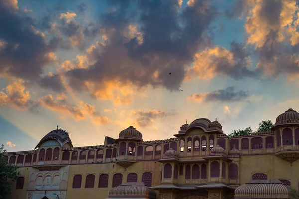 City Palace i Jaipur, huvudstaden i Rajasthan, Indien. Arkitektoniska detaljer med natursköna dramatisk himmel i solnedgången. — Stockfoto