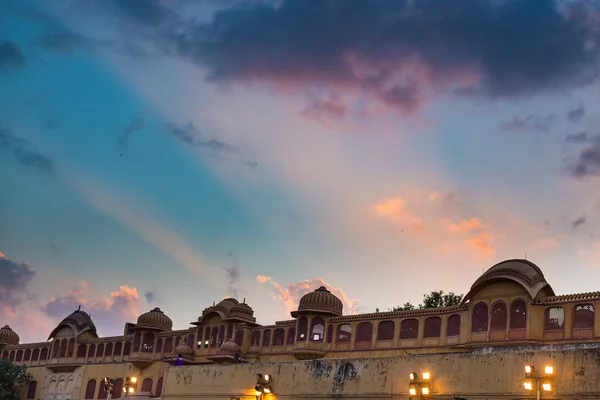 城市宫殿在斋浦尔, 首都拉贾斯坦邦, 印度。夕阳下风景优美的建筑细节. — 图库照片