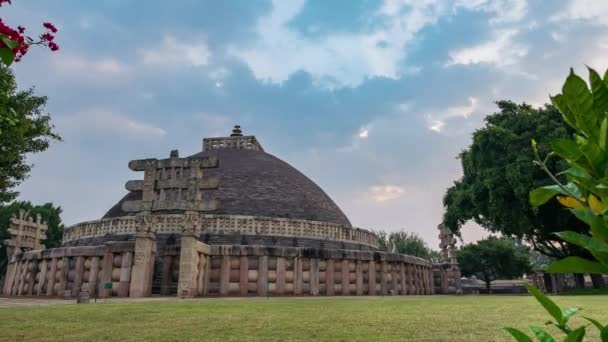 日の出時間経過サーンチー仏塔 マディヤ プラデーシュ州 インド 建物は 宗教の謎は 石に刻まれた古代の仏教 — ストック動画