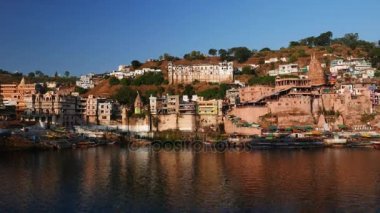 Omkareshwar cityscape, Hindistan, kutsal hindu Tapınağı. Kutsal Narmada nehir, yüzen tekne. Turistler ve hacılar için seyahat hedef.