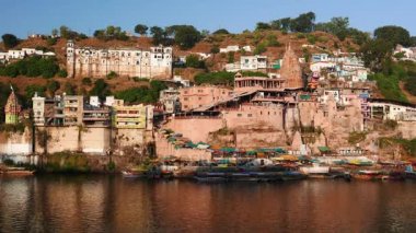 Omkareshwar cityscape, Hindistan, kutsal hindu Tapınağı. Kutsal Narmada nehir, yüzen tekne. Turistler ve hacılar için seyahat hedef.