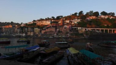 Omkareshwar cityscape, Hindistan, kutsal hindu Tapınağı. Kutsal Narmada nehir, yüzen tekne. Turistler ve hacılar için seyahat hedef.