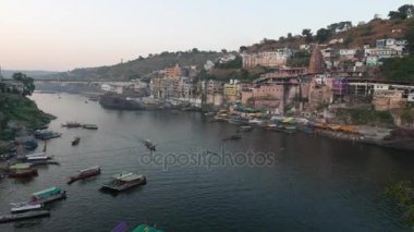 Omkareshwar cityscape, Hindistan, kutsal hindu Tapınağı. Kutsal Narmada nehir, yüzen tekne. Turistler ve hacılar için seyahat hedef.