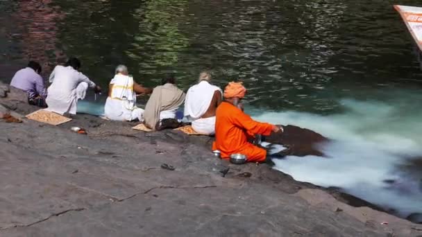 Omkareshwar Índia Cerca Novembro 2017 Sadhu Derramando Leite Rio Narmada — Vídeo de Stock