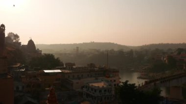 Omkareshwar cityscape, Hindistan, kutsal hindu Tapınağı. Kutsal Narmada nehir, yüzen tekne. Turistler ve hacılar için seyahat hedef.