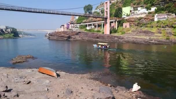 Omkareshwar Stadsbilden Indien Heliga Hinduiska Templet Helige Narmada River Båtar — Stockvideo