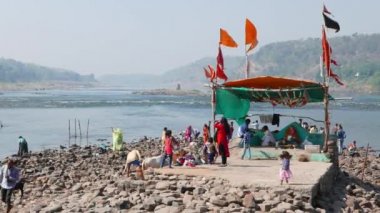 Omkareshwar, Hindistan - Kasım, 2017 yaklaşık: hac kutsal şehir Omkareshwar, Madhya Pradesh, Hindistan için. Kutsal Narmada Nehri'nde tapan grup.