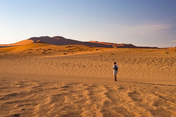 Turystycznych, chodzenie na piaszczyste wydmy w Sossusvlei, pustynia Namib, Park Narodowy Namib Naukluft, Namibia. Podróżujących osób, przygoda i wakacje w Afryce. — Zdjęcie stockowe