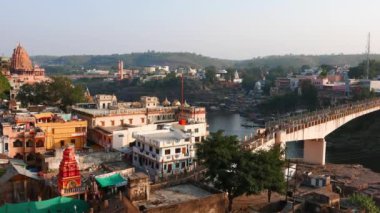 Omkareshwar cityscape, Hindistan, kutsal hindu Tapınağı. Kutsal Narmada nehir, yüzen tekne. Turistler ve hacılar için seyahat hedef.