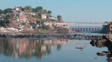 Omkareshwar cityscape, Hindistan, kutsal hindu Tapınağı. Kutsal Narmada nehir, yüzen tekne. Turistler ve hacılar için seyahat hedef.