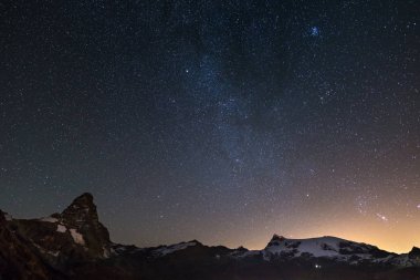 Matterhorn (Cervino) dağ tepe ve Monte Rosa buzullar, üzerinde harika yıldızlı gökyüzü ünlü kayak merkezi Aosta Vadisi, İtalya. Andromeda Gökadası açıkça visibile Orta Çerçeve.