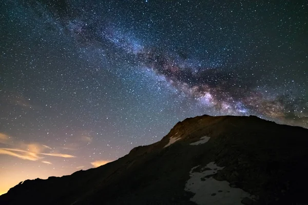 Le noyau lumineux coloré de la Voie lactée et le ciel étoilé capturé à haute altitude en été sur les Alpes italiennes, province de Turin . — Photo