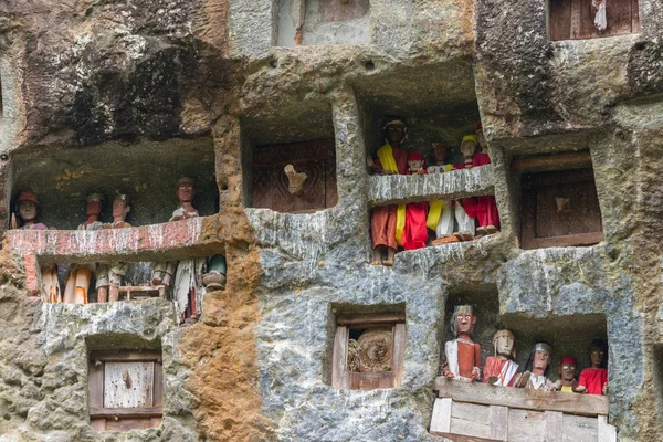 Lemo, Indonesia - september 5, 2014: famous burial site with coffins placed in caves carved into the rock, guarded by the statues of the dead persons (called tau tau in local language). Tana Toraja, S — Stock Photo, Image