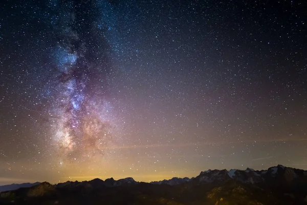 La beauté et la clarté exceptionnelles de la Voie lactée et le ciel étoilé capturé à haute altitude sur les Alpes italiennes . — Photo