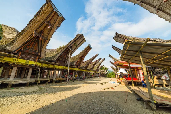 Traditioneel dorp van residentiële gebouwen met versierde gevel en boot vormige daken. Tana Toraja, Zuid-Sulawesi, Indonesië. — Stockfoto