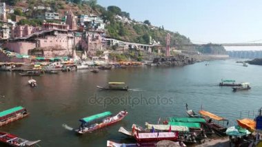 Omkareshwar cityscape, Hindistan, kutsal hindu Tapınağı. Kutsal Narmada nehir, yüzen tekne. Turistler ve hacılar için seyahat hedef.