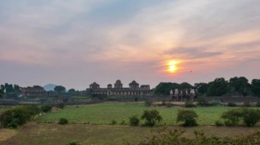 Zaman atlamalı Mandu Hindistan, Afgan islam Devletleri, Camii anıt ve Müslüman mezar kalıntıları. Gündoğumu, renkli gökyüzü.