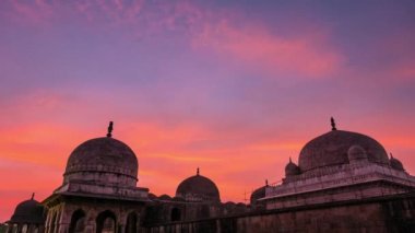 Zaman atlamalı Mandu Hindistan, Afgan islam Devletleri, Camii anıt ve Müslüman mezar kalıntıları. Gündoğumu, renkli gökyüzü.