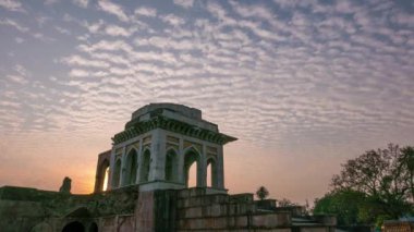 Zaman atlamalı Mandu Hindistan, Afgan islam Devletleri, Camii anıt ve Müslüman mezar kalıntıları. Gündoğumu, renkli gökyüzü.