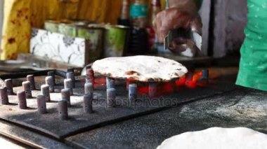 Çapati roti naan paratha ve canlı ateşte kavurma denilen pişirme Hint düz ekmek dostum. 