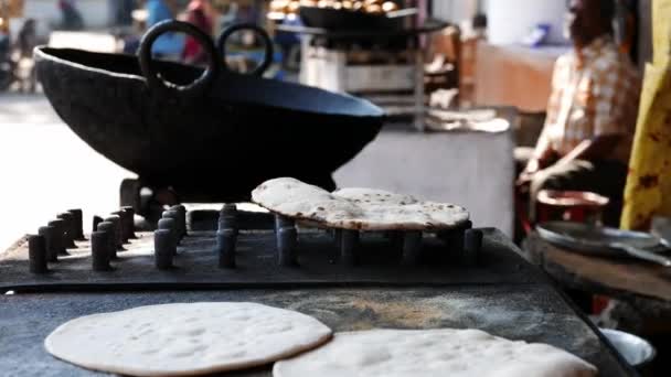 Mann Kocht Indisches Fladenbrot Chapati Roti Naan Paratha Genannt Und — Stockvideo