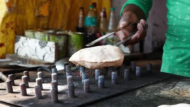 Hombre Cocinando Pan Plano Indio Llamado Chapati Roti Naan Paratha — Vídeos de Stock