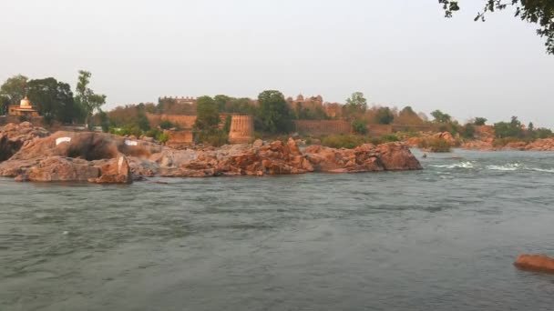 恰宫殿 中央邦 著名的旅游目的地在印度 Betwa 河流动 — 图库视频影像