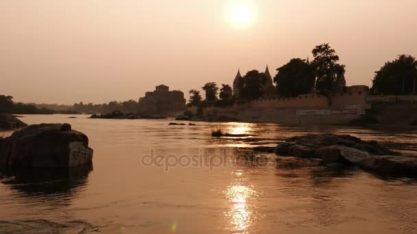 オーチャ マディヤ プラデーシュ州 インドの有名な旅行先の記念碑 夕暮れ時に流れる聖なるベトワ川川 — ストック動画