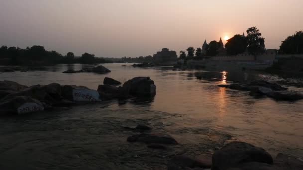 オーチャ マディヤ プラデーシュ州 インドの有名な旅行先の記念碑 夕暮れ時に流れる聖なるベトワ川川 — ストック動画