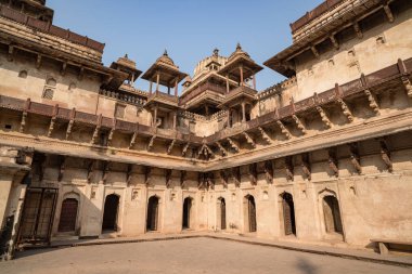 Orchha Palace, iç avlu ve taş oymalar, arka ışık ile. Ayrıca ceylan, ünlü seyahat hedef Madhya Pradesh, Hindistan yazıldığından.