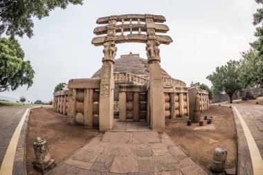 Sanchi Stupa, Madhya Pradesh, Hindistan. Bina, din gizem taş oyma, antik Budist. Gündoğumu gökyüzü.