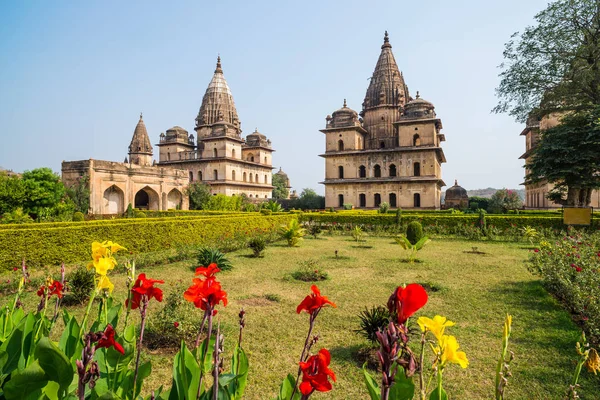 Cenotafios en Orchha, Madhya Pradesh. También se escribe Orcha, famoso destino de viaje en la India. Jardines de mogol, cielo azul . — Foto de Stock