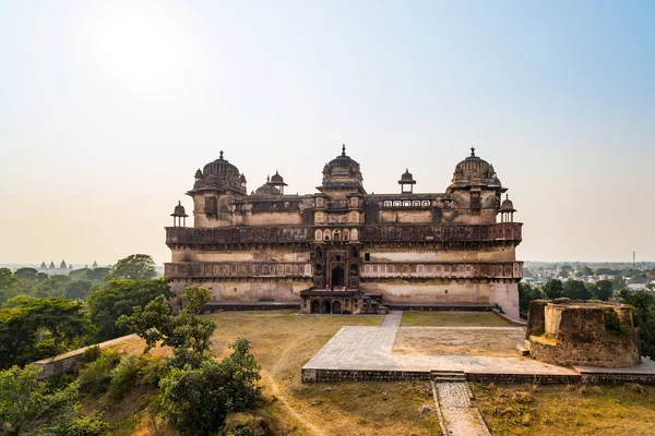 Orchha палац, Мадх'я-Прадеш. Також пишеться Orcha, знаменитий туристичний напрямок в Індії. Широкий кут. — стокове фото