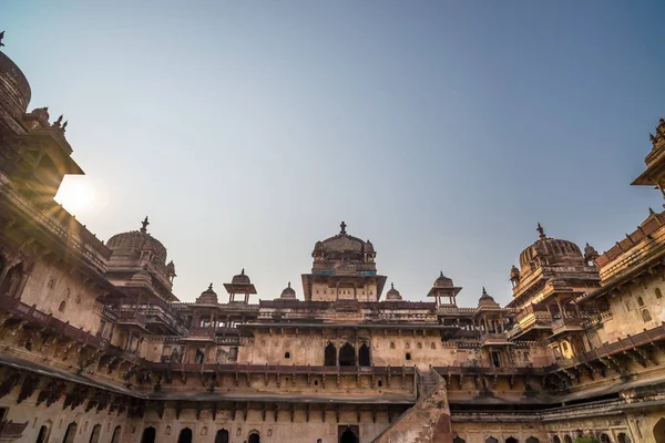 Orchha παλάτι, εσωτερικό με αυλή και πέτρινα γλυπτά, φωτισμός. Επίσης συλλαβισμένο Orcha, διάσημο ταξιδιωτικό προορισμό σε Madhya Pradesh, Ινδία. — Φωτογραφία Αρχείου