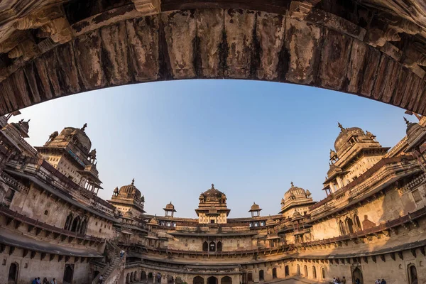 Orchha Palace, interieur met binnenplaats en stenen beelden, achtergrondverlichting. Ook gespeld Orcha, bekende reisbestemming in Madhya Pradesh, India. Ultra breed vis oog. — Stockfoto