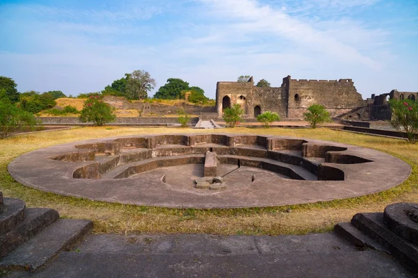 Mandu India, afghan ruïnes van islam Koninkrijk, monument van de moskee en islamitische graf. Zwembad op Jahaz Mahal. — Stockfoto