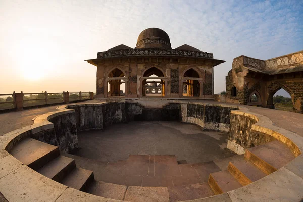 Mandu Ινδία, Αφγανιστάν ερείπια του Ισλάμ Βασιλείου, Τζαμί μνημείο και τάφος μουσουλμανική. Πισίνα στο Jahaz Μαχάλ. — Φωτογραφία Αρχείου